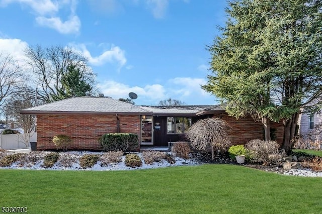 single story home featuring a front lawn