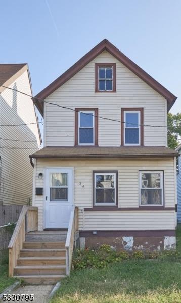 view of front of property with a front yard