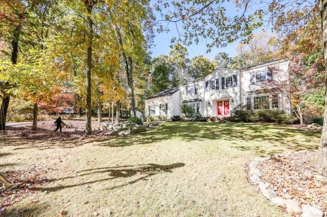 view of front facade featuring a front lawn