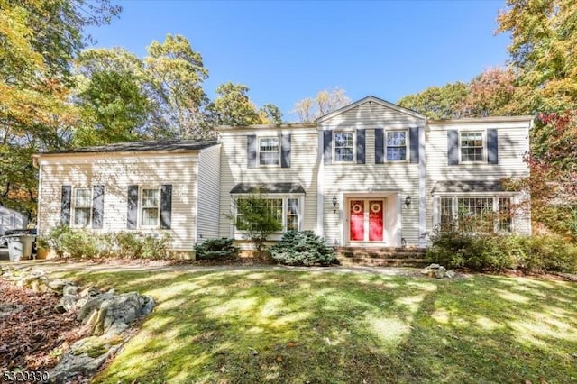 view of front facade with a front yard