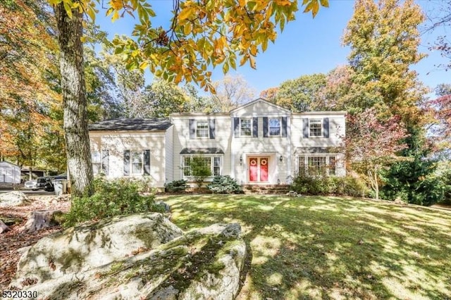 view of front of house with a front lawn