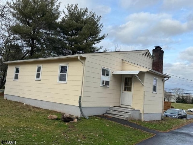 view of front facade featuring a front lawn