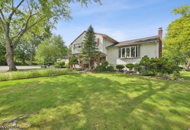 view of front of home featuring a front lawn