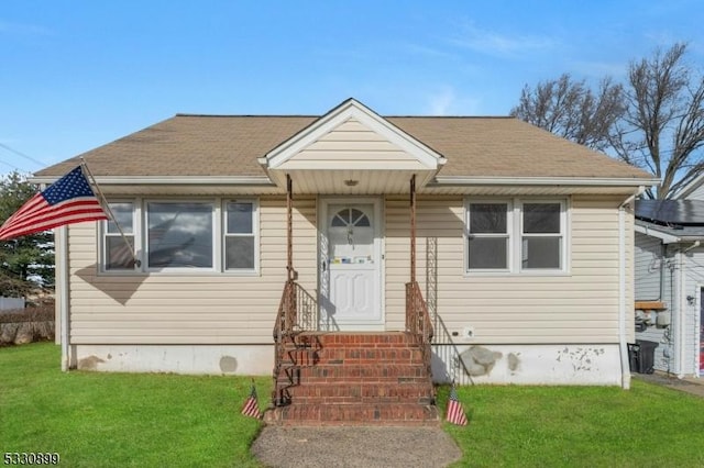 view of front facade featuring a front yard