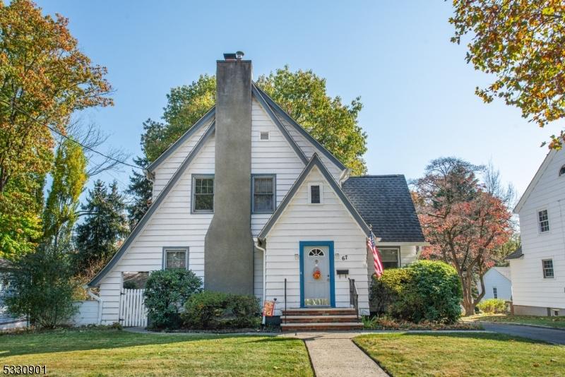 view of front of home featuring a front lawn