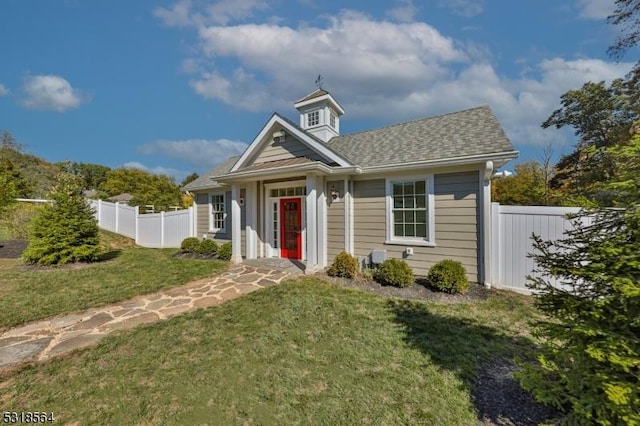 view of front of house featuring a front lawn