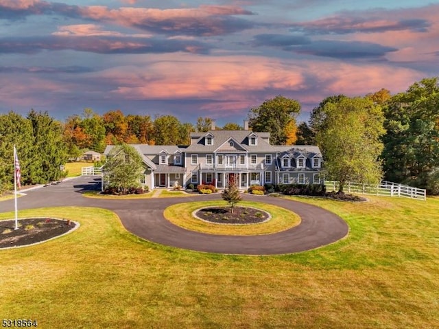 view of front of property featuring a lawn