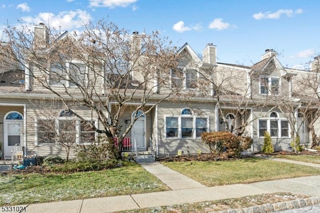 view of front of home featuring a front lawn