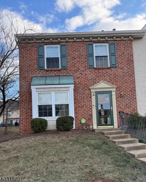 townhome / multi-family property featuring a front yard