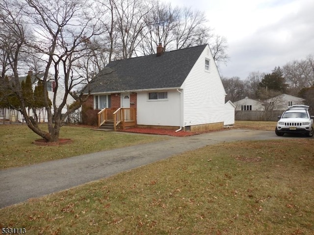 view of front facade with a front lawn