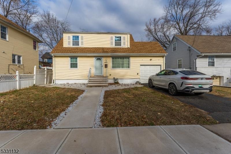 view of front of home featuring a garage and a front yard