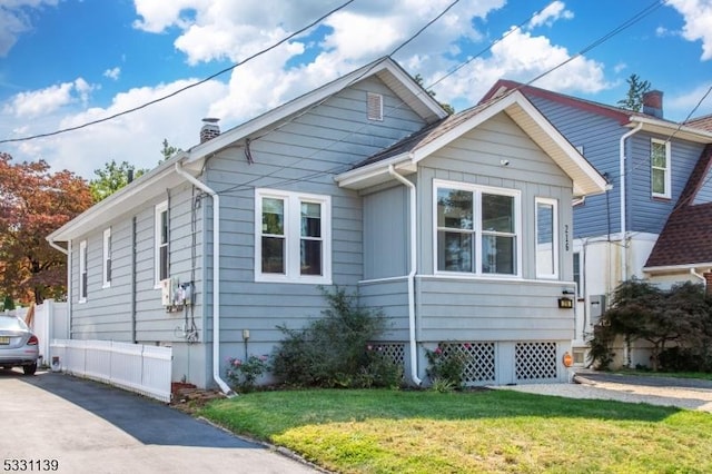 view of front facade featuring a front yard