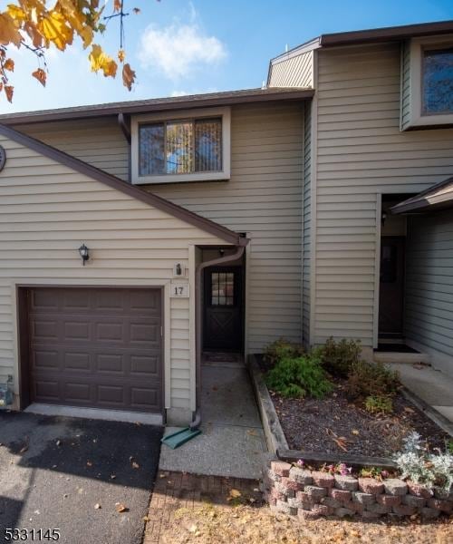 view of front facade featuring a garage