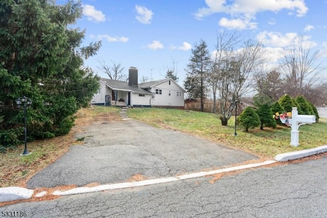 view of front of house featuring a front lawn