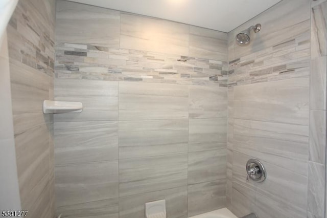 bathroom with tiled shower / bath