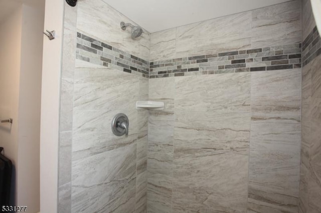 bathroom featuring a tile shower