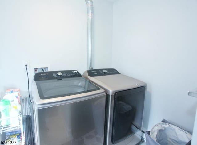 clothes washing area featuring washing machine and dryer