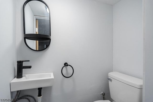 bathroom featuring toilet and sink