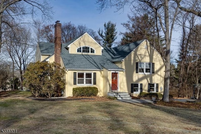 view of front of house with a front lawn