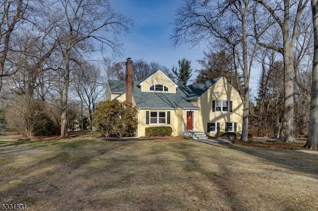 view of front of house with a front lawn