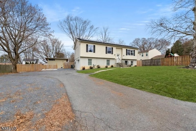 view of front of home featuring a front lawn