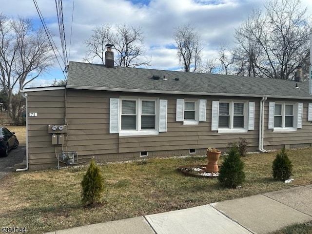 view of side of property featuring a lawn