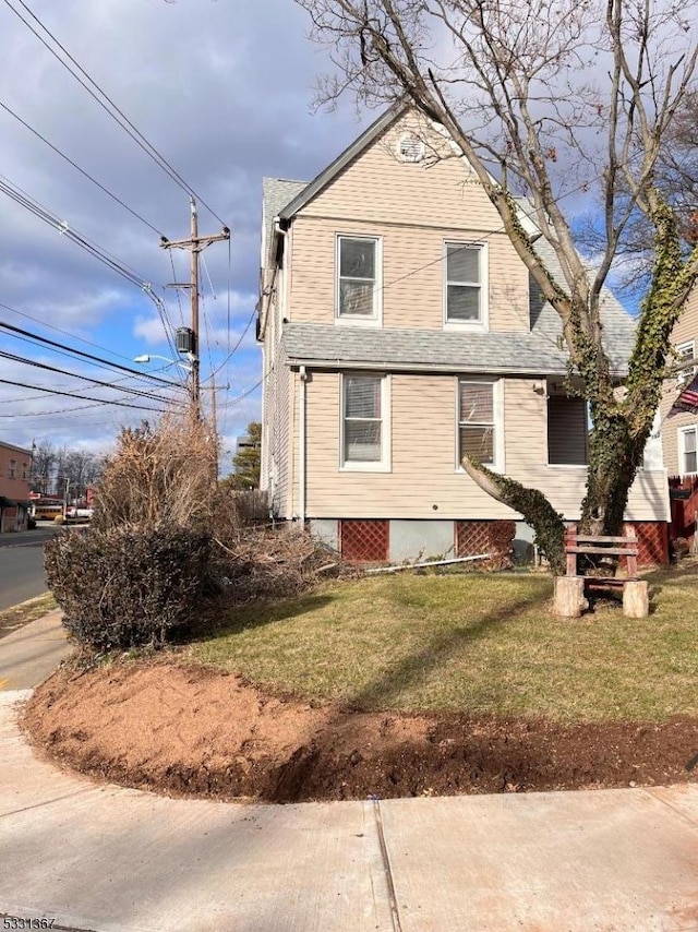 view of front of home featuring a front lawn