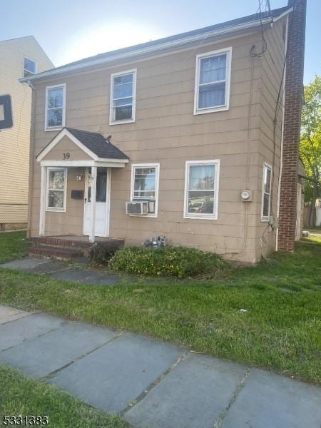 view of front facade featuring a front yard