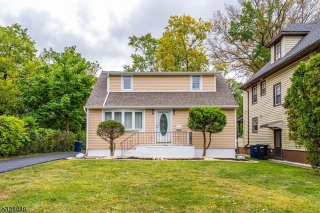 view of front of property featuring a front lawn