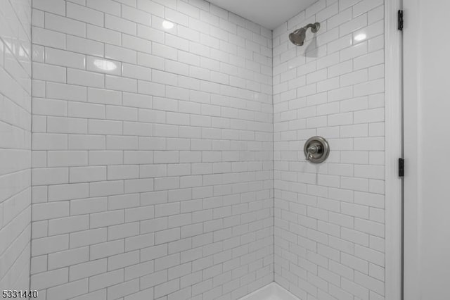 bathroom featuring a tile shower