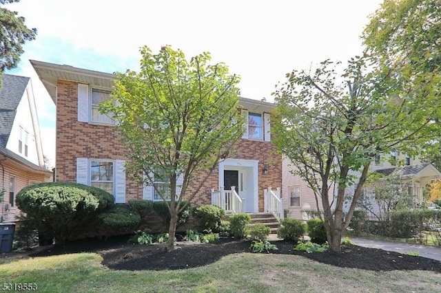 view of front of house featuring a front yard