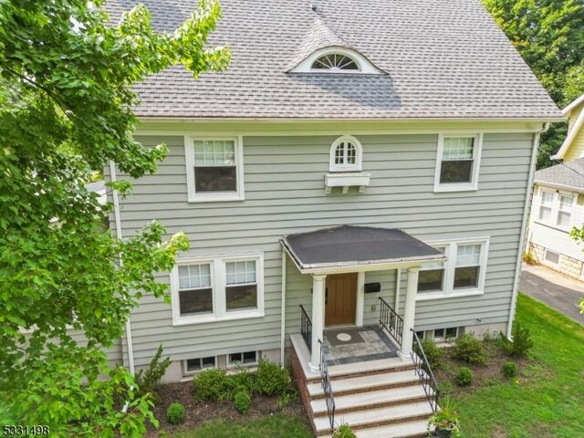 Listing photo 3 for 12 Pierson Pl, Montclair Twp NJ 07028