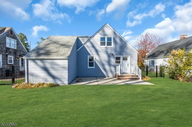 back of house featuring a lawn