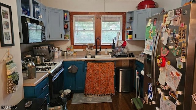 kitchen featuring range with gas cooktop, sink, dark hardwood / wood-style flooring, stainless steel fridge with ice dispenser, and blue cabinets