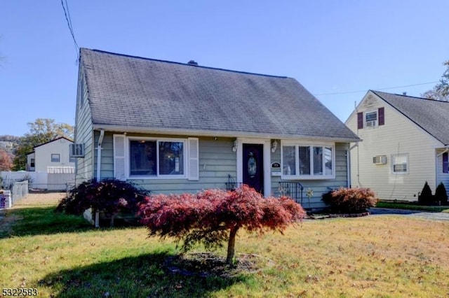 view of front of property featuring a front yard