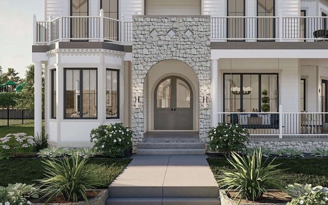 property entrance featuring a balcony