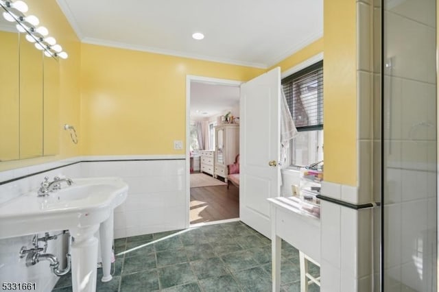 bathroom with ornamental molding