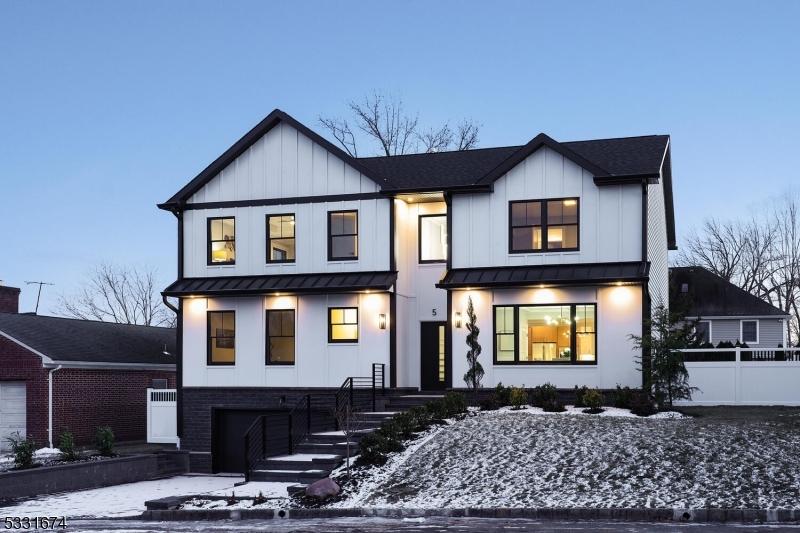 view of modern farmhouse style home