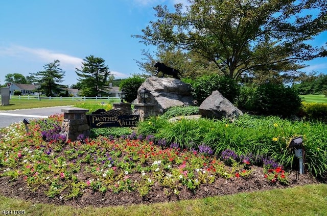 view of community / neighborhood sign