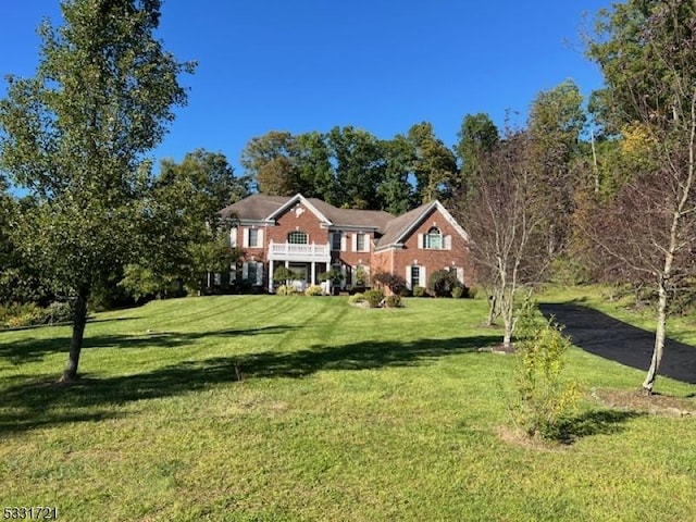 bi-level home featuring a front yard