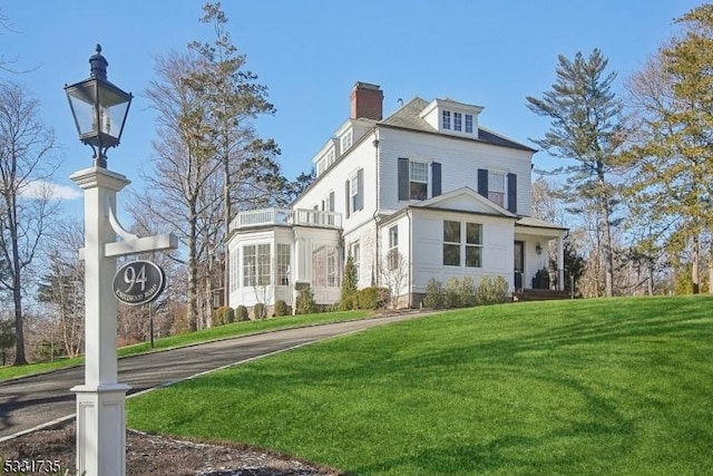 view of front of house with a front lawn