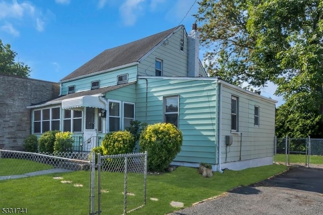 view of front of property with a front yard