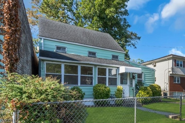 view of front of property featuring a front yard