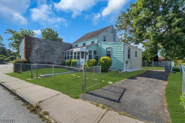 view of front of house featuring a front lawn