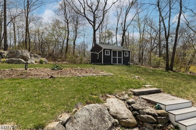 view of yard featuring an outdoor structure and a shed