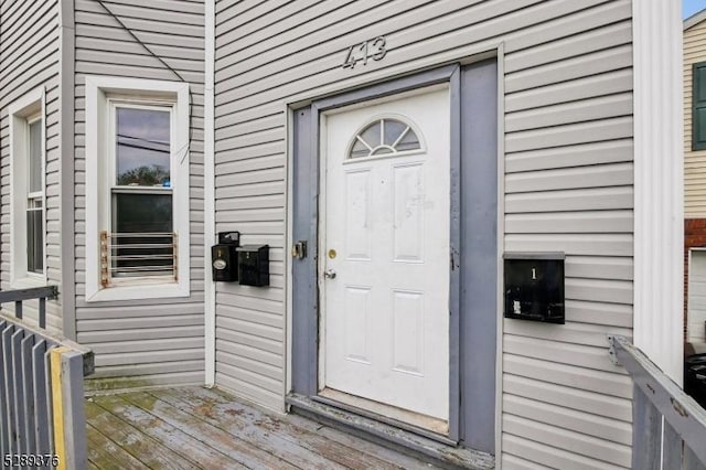 entrance to property featuring a wooden deck