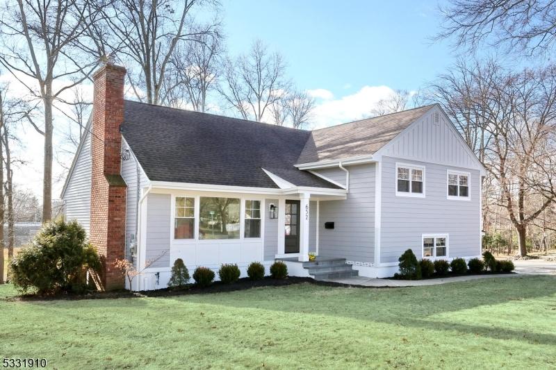 view of front of house featuring a front yard