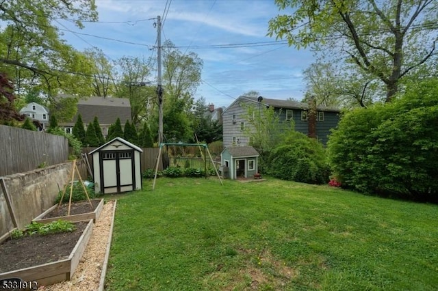 view of yard with a shed