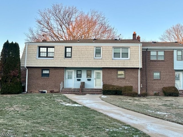 view of front of property featuring a front lawn