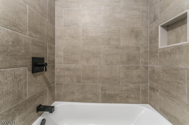 bathroom with tiled shower / bath combo